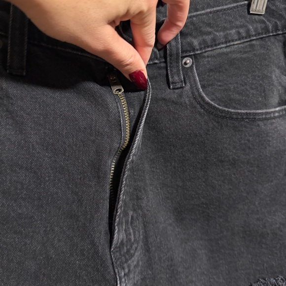 Abercrombie & Fitch The Mom Shorts High Rise Denim Black Frayed Hem-Size 30 (10) - Picture 7 of 12